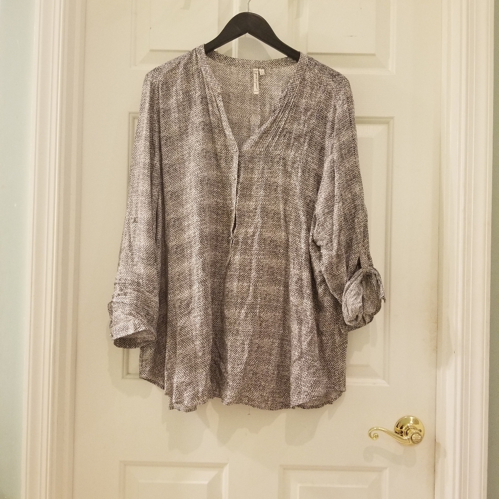 Very light 3/4 button up